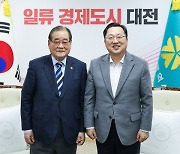 [사진뉴스]  이장우 대전시장, 이종찬 광복회장과 호국보훈파크 조성 논의