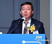 ESG 테크포럼 개회사하는 강병준 전자신문 대표