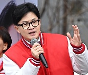 '집토끼 독려' 나선 한동훈… 서울강북구 유세서 “수개표하니 걱정 말고 투표해 달라”