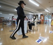 인천 사전투표소 5곳서 불법 카메라 발견…경찰 수사 착수