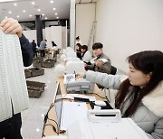 인천 사전투표소 5곳서 불법 카메라 발견…경찰 수사