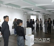 [포토] 작품 설명 듣는 곽재선 KG그룹 회장