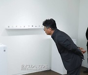 [포토] 작품 둘러보는 곽재선 KG그룹 회장