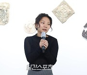[포토] 작품 설명하는 손서희 작가