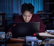 '파묘' 지고 '댓글부대' 1위로 출발