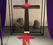 꽃으로 되새기는 예수 고난과 부활…광림교회 십자가 꽃꽂이