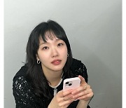 '천만 배우' 김고은, 앞머리 내린 허쉬컷 변신