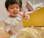 홍현희 ♥제이쓴 子준범이 600일 기념 케이크 깜짝선물 “유니크하다”