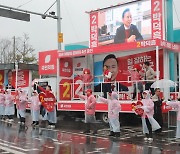 봄비 속 선거 율동 선보이는 박덕흠 후보 운동원들