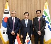 김동연, 세계적 기업 ASM 대표 만나 "반도체 등 시너지 기대"