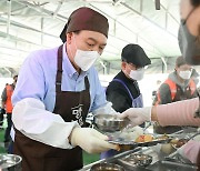 윤 대통령, 명동밥집서 무료 급식 봉사활동