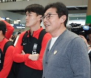 U-23 축구대표팀 우승컵 들고 귀국…황선홍 "못 가서 미안했다"