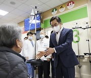 ‘의사 집단행동’ 관련 분당서울대병원 찾은 김동연 “정부, 전향적으로 대화 임해야”