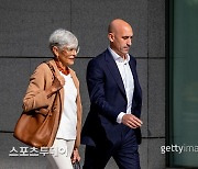 '강제 키스' 루비알레스 전 스페인 축구협회장, 징역 2년 6개월 구형