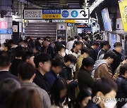 서울 버스 파업에 지하철로 몰린 승객들