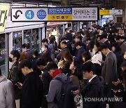 서울버스 파업에 혼잡한 지하철역 승강장