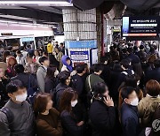 서울버스 파업에 혼잡한 지하철역 승강장