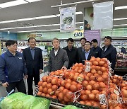 농축산물 특별할인행사 추진 현황 점검하는 강호동 농협중앙회장