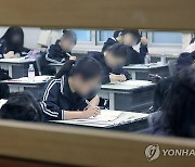 2025학년도 수능 대비 3월 전국연합학력평가 준비하는 수험생들