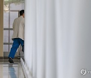의대교수 줄사표에 52시간 근무 논의…환자 "아파도 병원 못 가"(종합)