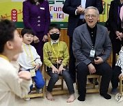 늘봄학교 문화예술 프로그램 현장 방문한 유인촌 장관