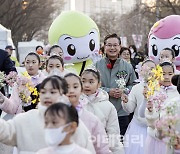 [포토] 여의도 봄꽃축제 퍼레이드 참가한 최호권 영등포구청장
