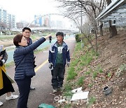 [포토] 벚꽃축제 현장 점검하는 김미경 은평구청장
