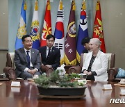 美 상하원의원단 만난 신원식 국방장관
