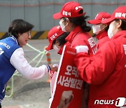 김대식 후보 선거운동원들에게 인사하는 배재정 후보