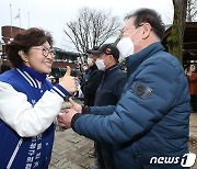 지지호소하는 최옥술 유성구의원 후보