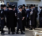 [포토] 군 면제 신청 대기하는 초정통파 유대인들