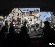 [포토] 이 공격에 와르르 무너진 가자지구 주택과 주민의 마음