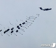 유엔 인권수장 "이스라엘, 가자서 기아를 무기로 사용…전쟁범죄 해당"