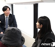 김소영 부위원장, 어르신들 만나 금융 관련 애로사항 점검