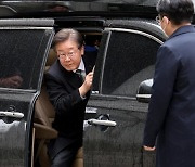 법원 출석한 이재명…사법리스크 현실화에 "정치 검찰이 노린 결과" 역공
