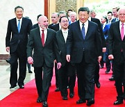 시진핑 “외국 기업에 더 넓은 공간… 투자해 달라”