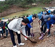 '일찍 찾아온 식목일' 화순군 고인돌유적지서 나무 심기