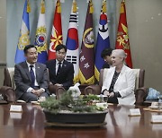 신원식 장관, 美 상·하원의원 만나 ‘북 확장억제 지지’ 당부