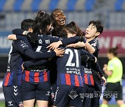 수원FC 위민 선수들 환호, 창녕WFC에 3-0 승리.