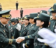 악수하는 박안수 육군참모총장과 임관자들