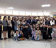 윤석열 대통령, 늘봄프로그램 학생들과 기념촬영