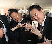 초등학교 학생들과 기념촬영 하는 윤석열 대통령
