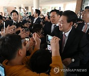 초등학교 학생들과 인사하는 윤석열 대통령