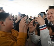 초등학교 학생들과 기념촬영 하는 윤석열 대통령