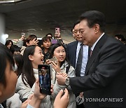 초등학교 학생들과 인사하는 윤석열 대통령