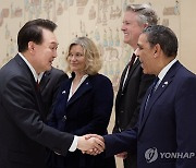 미국 상·하원 의원단 접견한 윤석열 대통령