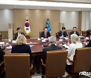 미국 의회 상하원 의원단 만난 윤 대통령