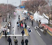 "꽃잎이 부드럽네요"…시각장애인과 몸으로 느낀 봄꽃축제