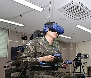 VR 정비 훈련체계를 시연하는 공군 장병