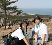 [포토]유한킴벌리, '동해 봉화대산에서 신혼부부 나무심기'